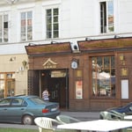 みんなテラスで食事をするので、店内はがらーん。