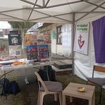 Le stand des Baladins sur la Frat Avenue (c) ER