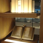 淀川キリスト教病院 本型オブジェ 2013