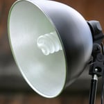 Studiolampe im Industriedesign mit Aluminiumschirm