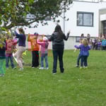 Die Klasse 1b R von der Leonhard-Frank-Schule Rottenbauer führt den Käfertanz auf