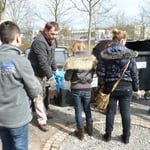 Herr Genser von der Umweltstation der Stadt Würzburg schaut sich das Ergebnis an