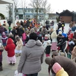 Tino animiert die Kids zum Singen und Tanzen