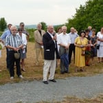 Regierungsdirektor a. D. Rudolf Weber begrüßte die Anwesenden und bedankte sich bei den Mitarbeitern vom Garten- u. Denkmalamt sowie dem Künstler. Er hoffe, dass der Bildstock Gefallen finde und zum Nachdenken anrege