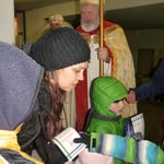 Nochmals ein Bild vom Nikolaus bei der Verteilung der Päckchen