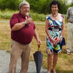 Der Bildstock wurde von dem Schwarzacher Künstler Theo Steinbrenner gestaltet. Rechts: Frau H. Weber