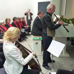 Es spielen: Miriam Eras, Ernst-Martin Eras, musikalisch begleitet von Fred Elsner an der Orgel