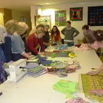 Frau Kielenbeck zeigt den Teilnehmerinnen im Workshop die Technik