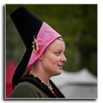 Robe en laine verte et hennin tronqué et bande en velours noir avec revers en soie rose (enluminure de référence sous peu...). Bijoux: Philippe de Rocher.