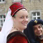 Hennin court bordé de perles (enluminure de référence sous peu), en compagnie du Prévôt.