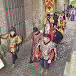 Entrée dans la cour du château de trois Bourguignons qui portent des tenues réalisées par mes soins.