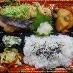 魚の照り焼き弁当 エネルギー；582㌔㌍　　タンパク質；17.8㌘　　塩分；2.0㌘