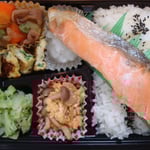 鮭弁当 エネルギー；568㌔㌍　　タンパク質；16.5㌘　　塩分；2.1㌘
