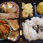 あたたかおでん弁当　　エネルギー；514㌔㌍　　タンパク質；20.1㌘　　塩分；2.0㌘