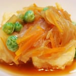 揚げ出し豆腐 エネルギー；122㌔㌍　　タンパク質；4.0㌘　　塩分；0.6㌘