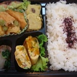 野菜たっぷり卵焼きと焼き鯖弁当　　エネルギー；501㌔㌍　　タンパク質；19.7㌘　　塩分；2.0㌘