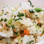 鮭ごはん  エネルギー；149㌔㌍　　タンパク質；3.0㌘　　塩分；0.9㌘