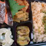 鮭弁当　エネルギー；520㌔㌍　　タンパク質；18.5㌘　　塩分；2.0㌘