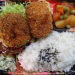 メンチカツ弁当 エネルギー；890㌔㌍　　タンパク質；20.1㌘　　塩分；1.8㌘