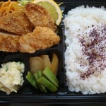 トンカツ弁当 エネルギー；785㌔㌍　　タンパク質；15.8㌘　　塩分；1.9㌘