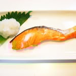 焼き鮭 エネルギー；60㌔㌍　タンパク質；9.0㌘　塩分；0.4㌘