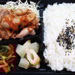 生姜焼き弁当 エネルギー；708㌔㌍　　タンパク質；16.6㌘　　塩分；2.1㌘