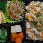 混ぜご飯と豚の生姜焼きのお弁当 エネルギー；508㌔㌍　　タンパク質；18.5㌘　　塩分；1.9㌘