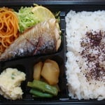ふっくらやわらか、焼きさば弁当 エネルギー；524㌔㌍　　タンパク質；16.8㌘　　塩分；2.1㌘