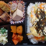 ちらし寿司とコロッケのお弁当 エネルギー；518㌔㌍　　タンパク質；18.8㌘　　塩分；1.7㌘