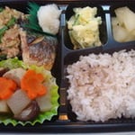 焼き鯖と大根煮弁当　エネルギー；430㌔㌍　タンパク質；18.2㌘　　塩分；1.8㌘