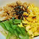 三色丼 エネルギー；302㌔㌍　　タンパク質；13.5㌘　　塩分；1.5㌘