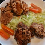 フライドチキン エネルギー；120㌔㌍　　タンパク質；9.7㌘　　塩分；0.5㌘ 