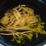 すまし汁 エネルギー；2㌔㌍　　タンパク質；0.1㌘　　塩分；0.8㌘