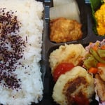 やわらか鶏ムネ肉の照り焼きとポテトおやきのお弁当 エネルギー；515㌔㌍　　タンパク質；19.8グラム　　塩分；2.1グラム