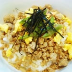 そぼろ丼 エネルギ―280キロ㌍　タンパク質；10.9㌘　塩分；0.9㌘