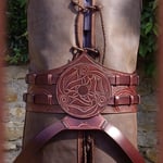 Ceinture large en cuir.