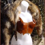 Bustier tressé en cuir.