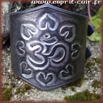 Bracelet en cuir emblème "Aum".