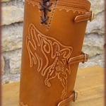 Canon en cuir "Loup et plume".