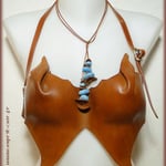 Collier perles de faïence et cuir.