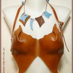 Collier céramique et pièces de cuir.