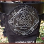 Jupe en cuir avec symbole.