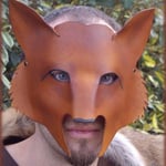 Masque en cuir renard.
