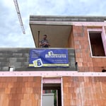 Neue Werbetafel auf Rohbau, Oberhofen