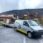 Lieferung PV-Module mit Firmenauto und -anhänger