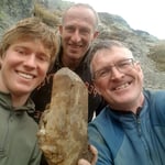 Freude am gefundenen Bergkristall - Strahlen Graubünden Schweiz