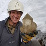 Walter mit einem tollen Bergkristall beim Strahlen - Schweiz