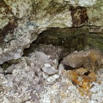 Blick in eine reife Kluft im Aaregranit - Schweiz