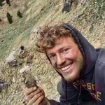 Wenns zu steil ist, beobachten andere die Funde mit dem Feldstecher