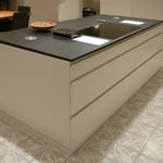 Küche mit Schiefer, spaltrau (Frankenwald), Architekt: Andreas Thiele, Foto: Gränz Innenausbau